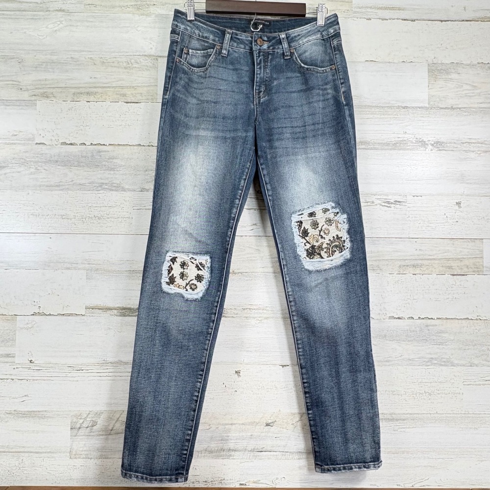 Signature Studio Denim Jeans Sz‎ 8 Distressed Floral Patch Blue Wash Casual